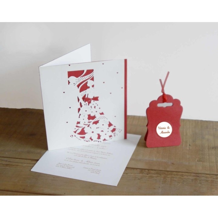 Faire part mariage chic  absolu  découpe ajourée laisse entrevoir la magnifique robe blanche  a fleurs de la mariée