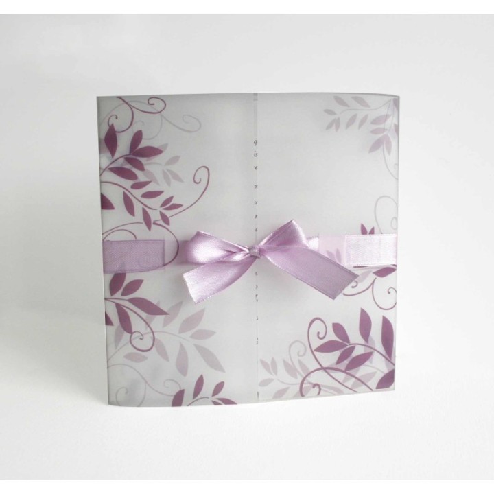 FAIRE PART MARIAGE CALQUE JOUE LA TRANSPARENCE  AUX  ARABESQUES VIOLINES,  et RUBAN SATIN PARME