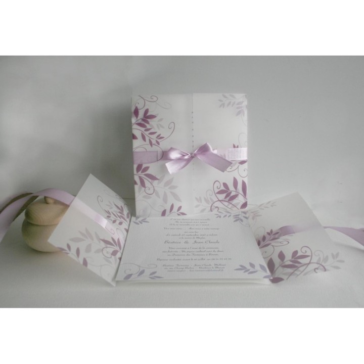 FAIRE PART MARIAGE  3 RABATS AUX  ARABESQUES VIOLINES,   RUBAN SATIN PARME  sur CALQUE TRANSPARENT