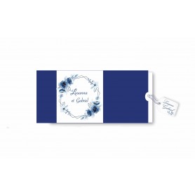 Faire part mariage, pochette  bleu marine, bandeau aquarelle en fleurs bleutées, étiquette prénom.
