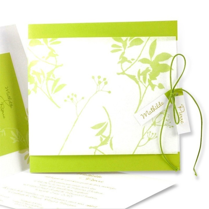Faire-part mariage, VERT anis et  BLANC SUBLIME DE FEUILLAGES,  2 étiquettes gravées de prénoms et lacet vert.