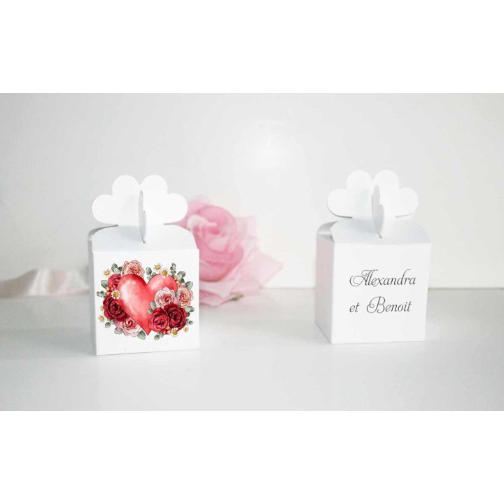 Boite a dragée personnalisée  cœurs vintage  garni de fleurs baroque, signé artiste