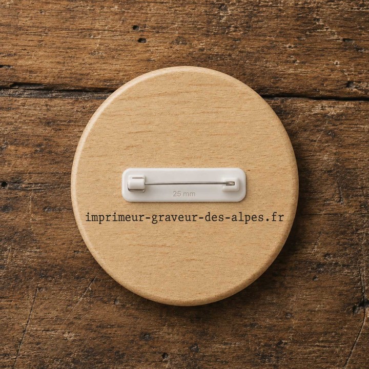 BADGE EN BOIS NATUREL ROND 50mm GRAVEE personnalise, nom et prénom avec  attache épingle au dos