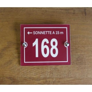 Plaque numéro de rue en plexiglas bordeaux lettres blanches  GRAVEUR à Grenoble