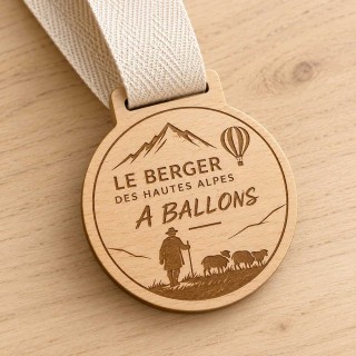 MEDAILLE EN BOIS NATUREL GRAVEE le berger des Hautes-Alpes. IMPRIMEUR GRAVEUR DES ALPES.FR A GRENOBLE