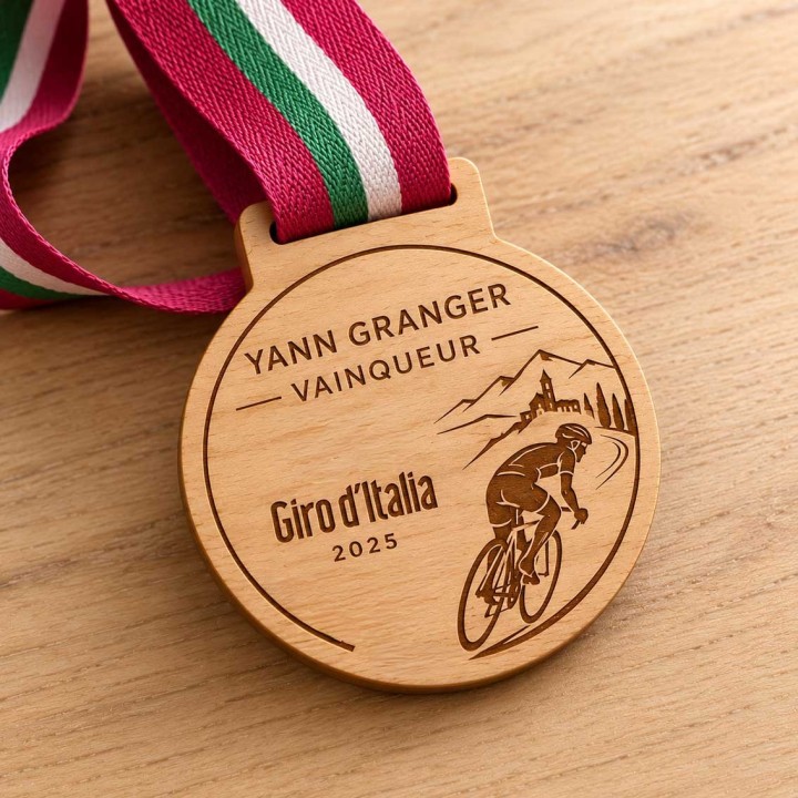 MEDAILLE EN BOIS NATUREL GRAVEE cycliste, le Giro Italie, PAR IMPRIMEUR GRAVEUR DES ALPES.FR A GRENOBLE
