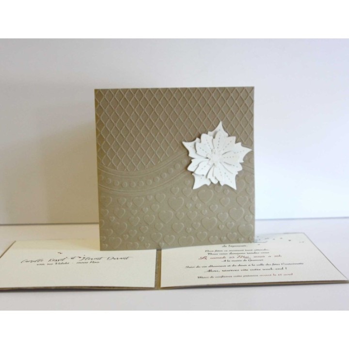 Faire part mariage  KRAFT
couverture avec un joli gaufrage et fleur